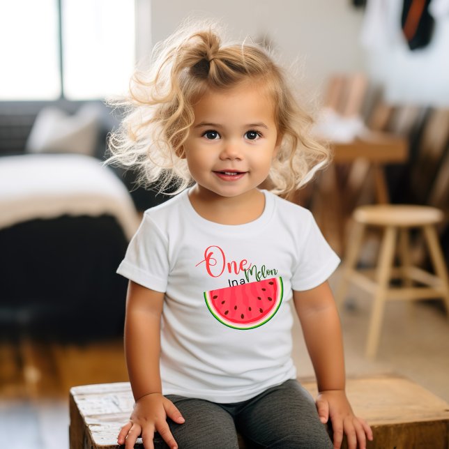 Un T-shirt pour bébé anniversaire Une pastèque (One in a Melon Birthday t-shirt. )