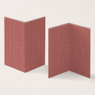 Un tapis à motifs rouges et bruns repose sur