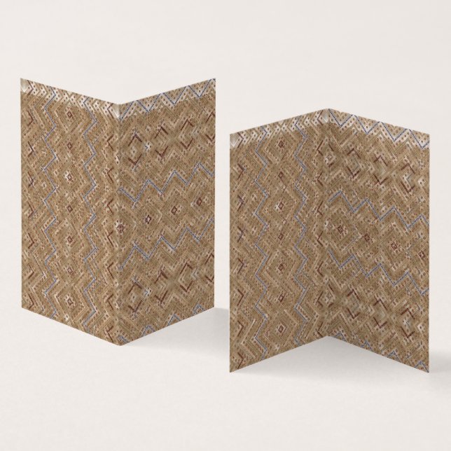 Un tapis marron affichant un design symétrique (Inside and Outside)