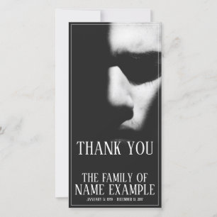 Un visage endormi à mi-ombre