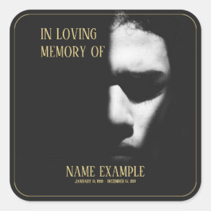 Un visage endormi dans un autocollant carré à moit