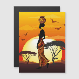 Une belle femme africaine Silhouette sur les solei