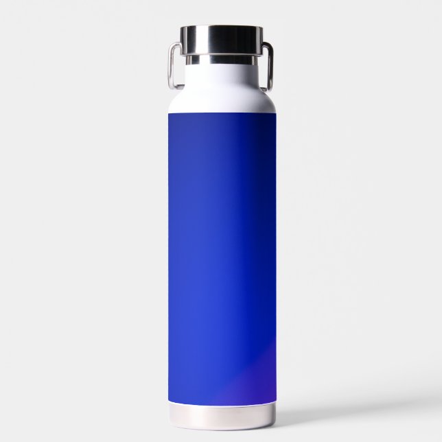 Une bouteille d'eau isolée bleue élégante avec un  (Avant)