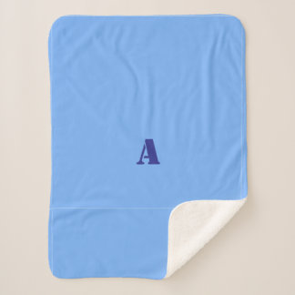 Une couverture en polaire bleu clair Monogramme