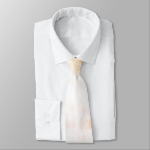 Une cravate blanche avec des motifs orange et rose