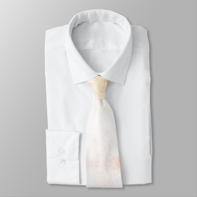 Une cravate blanche avec des motifs orange et rose (Attaché)