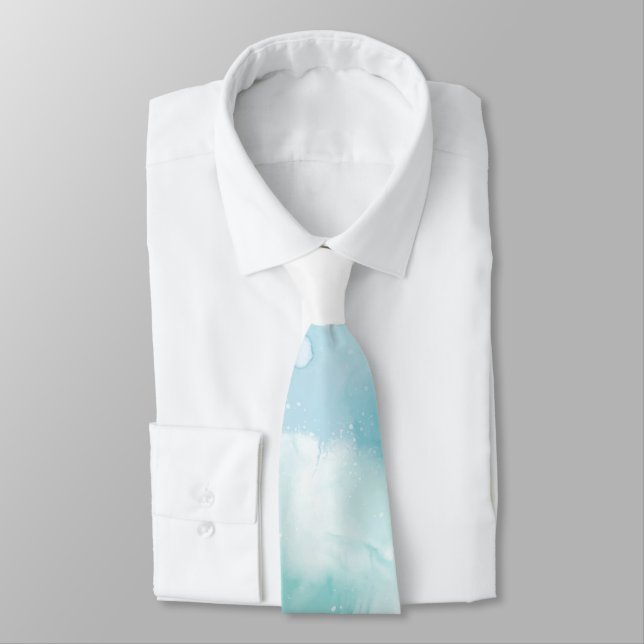 Une cravate blanche présente un bleu pastel doux (Attaché)