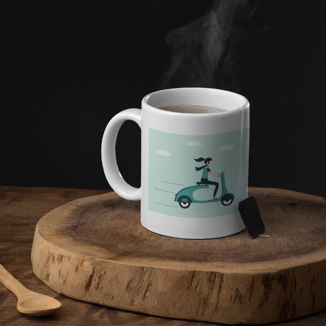 Une Femme Dans Une Mug De Café De Scooter (Créateur téléchargé)