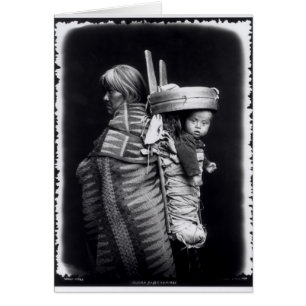 Une femme de Navaho portant un papoose sur le dos