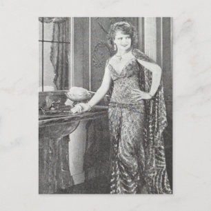 Une femme magnifique sur une carte postale en noir