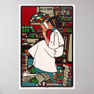 Une femme qui lit des affiches de livres