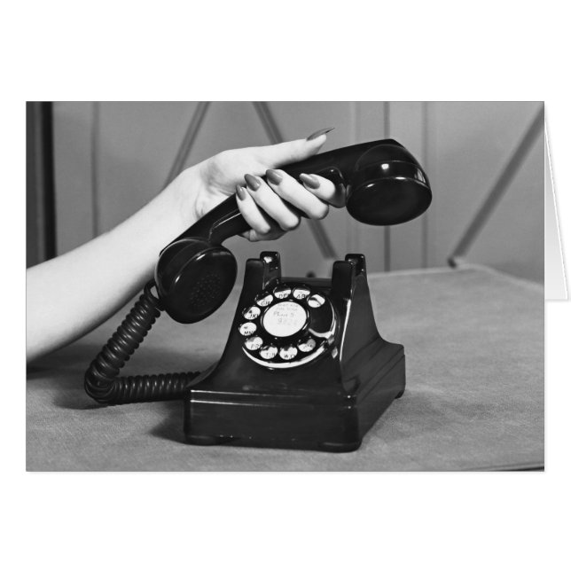 Une femme qui prend le téléphone de près (Devant horizontal)