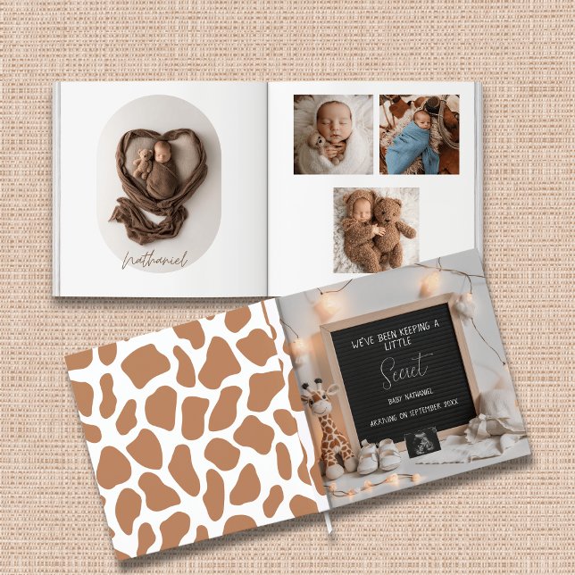 Une girafe en position douce Gardez un livre pour  (Créateur téléchargé)