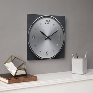 Une horloge murale moderniste à cadran de couleur