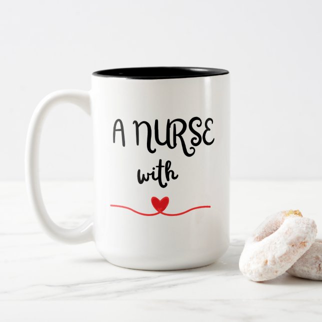 Une Infirmière Avec Mug Coeur (Avec donut)