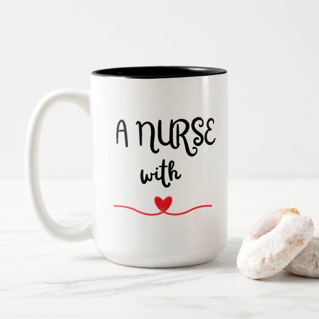 Une Infirmière Avec Mug Coeur (Avec donut)