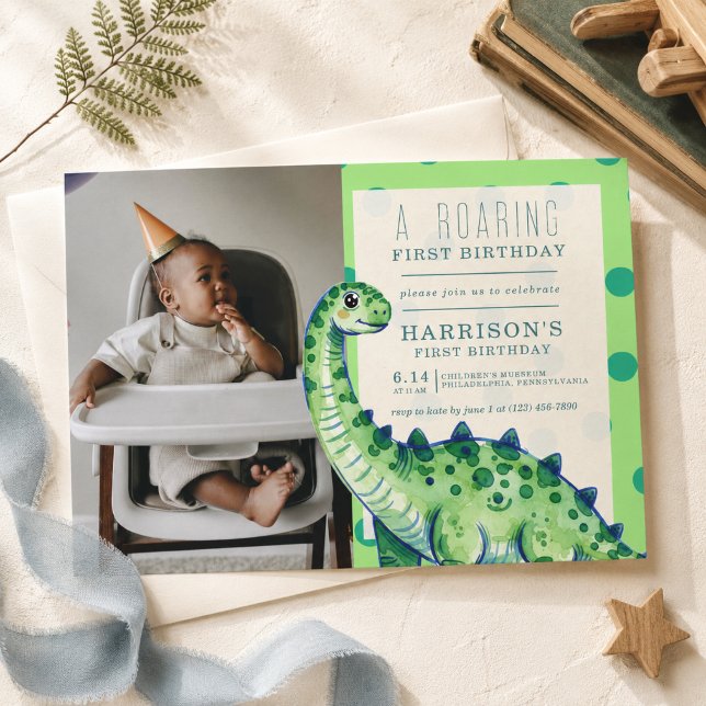 Une invitation photo d'anniversaire de dinosaure r (A Roaring First Birthday Dinosaur Photo Invitation)