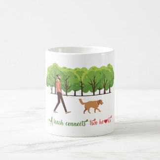 Une laisse relie la tasse de café de deux coeurs
