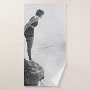 Une nageuse sur la roche au-dessus du surfvintage