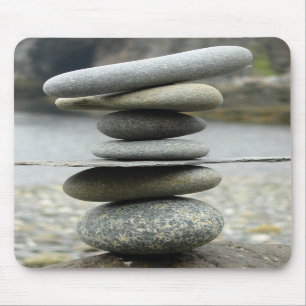 Une pile de tapis de souris de roches