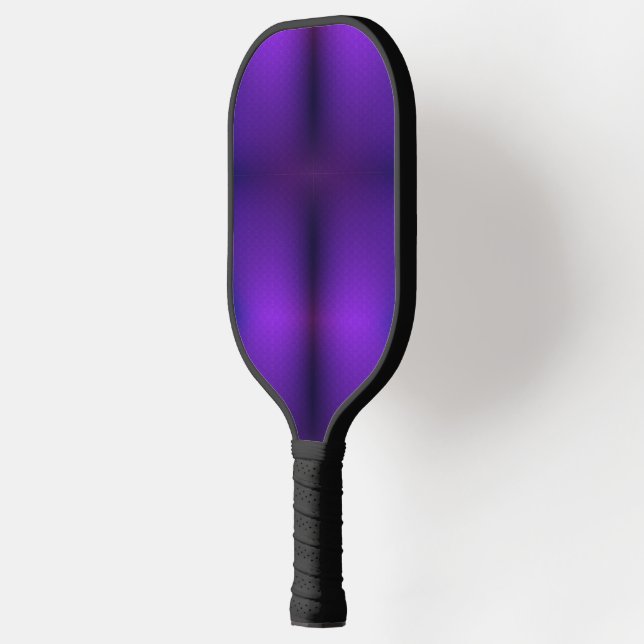 Une raquette de pickleball est montrée sur un fond (Gauche)