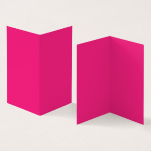 Une rose rouge avec des pétales vibrants entourés 