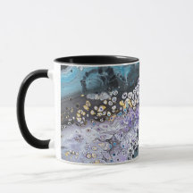 Une tasse à café avec des oeuvres d'art violettes 