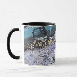 Une tasse à café avec des oeuvres d'art violettes 