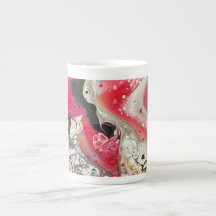 Une tasse à thé ou café avec de l'art rose, or et 