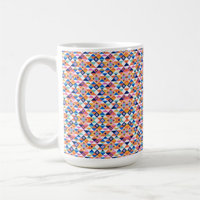 Une tasse blanche présente un motif géométrique vi (Gauche)