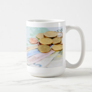 Une tasse de billets et de pièces en euros