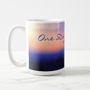 Une tasse de coucher du soleil de jour à la fois