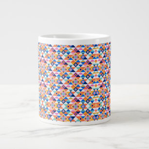 Une tasse en céramique blanche présente une géomét