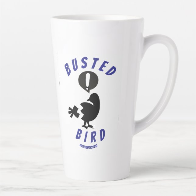 Une tasse en latte avec le logo Busted Bird (Droite)