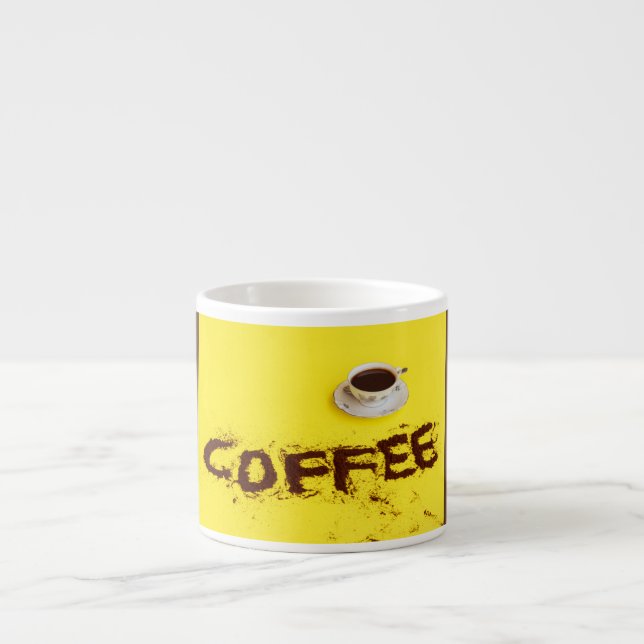 une tasse pleine de café dans une tasse à expresso (Devant)