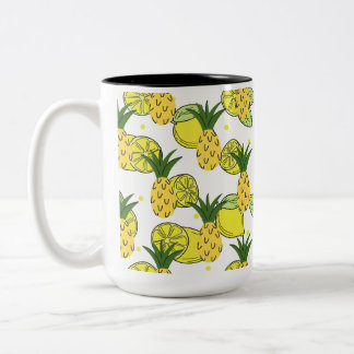 une tasse remplie de la beauté des fruits un coeur