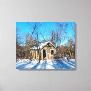 Une vieille maison dans la toile de neige