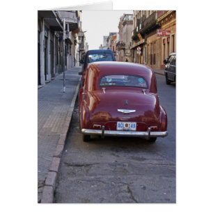 Une voiture Peugeot rouge classique ancienne garée