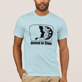 Uni dans le T-shirt en acier