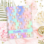 Unicorn rose iridescente rose or nom 2022<br><div class="desc">Un arrière - plan tendance aux couleurs irisées avec des couleurs pastel unicorne et arc-en-ciel rose,  violet,  or rose,  vert menthe. Décoré d'une motif de licorne dorée. Personnalisez et ajoutez un nom et un an 2021 écrit avec un script de style manuscrit girly moderne. Lettres violettes.</div>