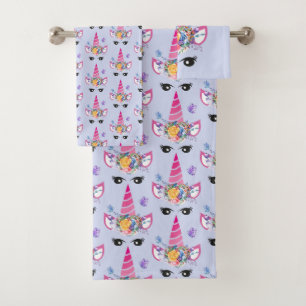 Unicorne rose avec couronne et papillons floraux