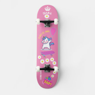 Unicorne sur skateboard avec légendes personnalisé