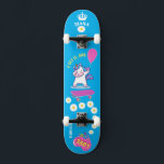 Unicorne sur skateboard avec légendes personnalisé<br><div class="desc">Unicorn Personnalisé Skateboard CLIQUEZ SUR L'OPTION PERSONNALISER MODÈLE ET ENTREZ LE NOM. vous pouvez également personnaliser d'autres légendes. skateboard cool conçu avec des couleurs vives et pour l'arrière - plan et une licorne funky chevauchant un skateboard. Ce Skateboard est une excellente idée cadeau pour un amoureux de la licorne.</div>