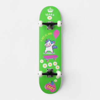 Unicorne sur skateboard avec légendes personnalisé