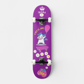Unicorne sur skateboard avec légendes personnalisé