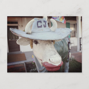 Vache dans le rouge à lèvres sur une carte postale