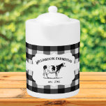 Vache de la ferme à plaid de Buffalo noir<br><div class="desc">Ajoutez une touche rustique à votre cuisine avec cette théière de vache de ferme Black Buffalo Plaid. Le design de la théière comprend une vache de ferme sur une étiquette élégante et du texte personnalisé pour que vous puissiez personnaliser avec votre nom de famille contre un arrière - plan motif...</div>
