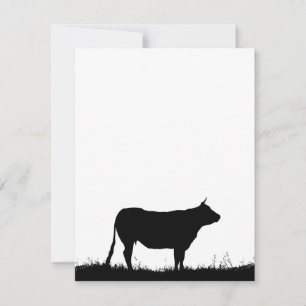 Vache debout résolument sur une digue, avec espace