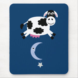 Vache mignonne sautée au-dessus du tapis de souris