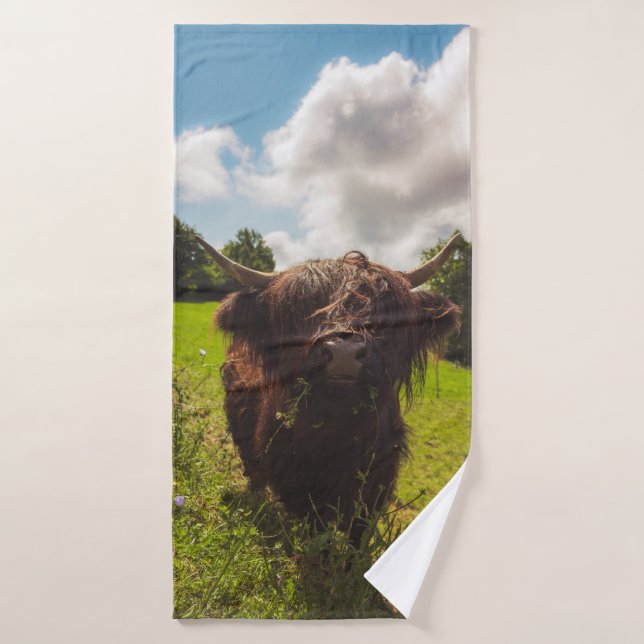 Vache noire pâturage vert champ soleil (Serviette de bain)